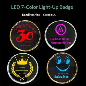 Insignia Acrílica Iluminada de Colores, LED Intermitente, Electrónica, Brillante en la Oscuridad, Pin Personalizado con Nombre - Product Image 3