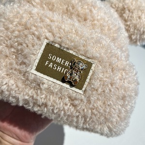 หมวกป้องกันหูแบบหนาหมวกถักผ้ากำมะหยี่ขนหมีตัวเล็กป้ายโลหะ - Product Image 4