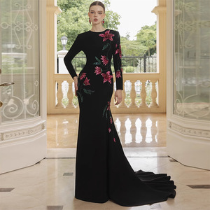 Abito da Sera Elegante su Misura, <span class=keywords><strong>Vestito</strong></span> Lungo <span class=keywords><strong>Nero</strong></span> con Ricami Floreali e Perline, <span class=keywords><strong>Maniche</strong></span> <span class=keywords><strong>Lunghe</strong></span>, Stile Sirena con Strascico - Product Image 1