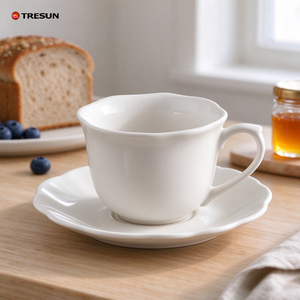 Ensemble tasse à café et soucoupe en céramique blanche à décor festonné, tasse à thé en porcelaine avec assiette en forme de fleur pour restaurant, café, hôtel - Product Image 3