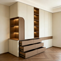 Panneaux de porte en bois massif de couleur claire, personnalisés et modernes, avec étagères en bois et tiroirs apparents pour armoires de chambre.
