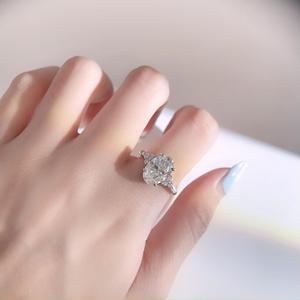 S925 Tinh Khiết Bạc Bạch Kim Mạ 4.5 Carat 8*12 Hình Bầu Dục Trứng Hình Dạng D Màu Moissanite Phụ Nữ Của Engagement Ring Cổ Điển Hot-Bán - Product Image 1