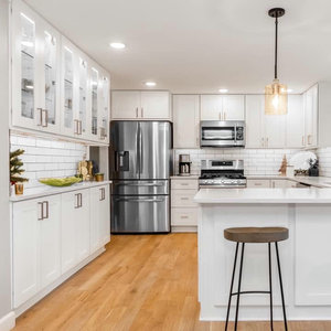 Mini ensemble complet d'armoires de cuisine blanches de style shaker avec poignées dorées de luxe, îlot de cuisine en chêne blanc teinté - Product Image 5