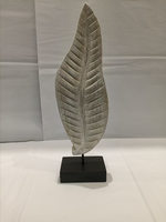 Patung Kayu Solid Daun Panjang Ukiran Tangan Tekstur Urat Simetris Putih Antik Gaya Wabi Sabi Dekorasi Meja