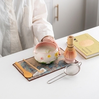 Ensemble de thé Matcha complet avec bol à thé Matcha à bec verseur, peint à la main et embossé motif fleur de cerisier, fouet Chasen et support pour fouet
