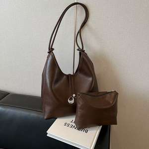 Sac à bandoulière en cuir avec décoration en métal et petite pochette assortie pour femme - Product Image 4