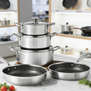 Lot <span class=keywords><strong>de</strong></span> 8 ustensiles <span class=keywords><strong>de</strong></span> cuisson professionnels en acier inoxydable triple épaisseur, comprenant des marmites à soupe <span class=keywords><strong>de</strong></span> 20 cm, 24 cm et 28 cm, pour les cantines scolaires et <span class=keywords><strong>de</strong></span> bureau - Product Image 1