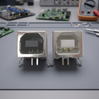 Technologie Ariba de haute qualité, USB 2.0 Type B mâle, à souder, angle vertical, contacts plaqués étain, boîtier en PBT + 30% fibre de verre, laiton