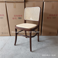 Chaise de banquet de loisirs en rotin de bois de hêtre antique pour la décoration de location d'événements de mariage, de fête et de maison avec dossier en maille