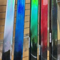 Bâton de hockey sur glace léger et finement traité, fabriqué en Chine, pour les athlètes jeunes, adultes et seniors.