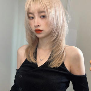 Peluca Larga y Lisa para Mujer Dm760, Color Blanco Dorado Claro con Flequillo Lateral, Línea de Cabello Natural, Encaje Transparente, Fibra Kanekalon - Product Image 3