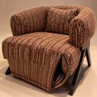 Fauteuil d'appoint moderne en tissu texturé plissé vertical couleur caramel, avec accoudoir enveloppant tout-en-un, housse amovible et lavable, finition noir mat incliné