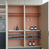 Meuble à vin en panneaux de bois sur mesure pour salon, grand rangement, éclairage LED, solution tout-en-un, gain de place, robuste, options de couleur, OEM ODM, pour hôtels et villas