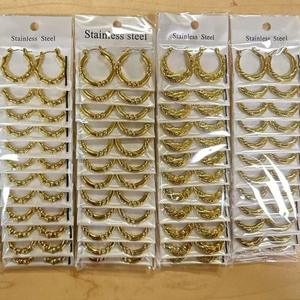 ต่างหูไทเทเนียมชุบทอง18K สำหรับผู้หญิงดีไซน์ทันสมัยเป็นมิตรกับผิวสำหรับธุรกิจขายคืน - Product Image 2