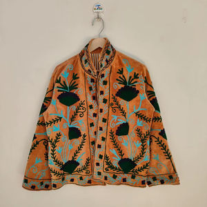 Chaqueta Bomber de Manga Corta Reversible Bordada Suzani de Terciopelo Hecha a Mano, Ecológica, para Mujer, Estilo Bohemio, Étnico, Arte Popular de Invierno - Product Image 1