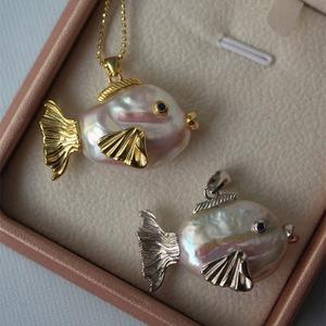 Bijoux Zhixuan Série Océan Rétro Nouvelle Mode Chaîne de Clavicule <span class=keywords><strong>Poisson</strong></span> <span class=keywords><strong>Rouge</strong></span> Plaqué Or en Laiton avec Pierre Principale en Perle - Product Image 1