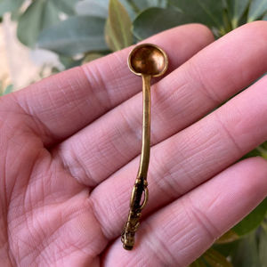 Cuchara de shilajit para rituales de spa de lujo, diseñada para una experiencia elegante de bienestar y suplementación. - Product Image 2