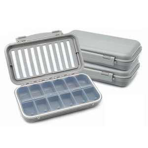 Boîte à mouches grises pour la pêche, accessoires pour ranger leurres et hameçons. - Product Image 1