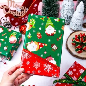 Papel de regalo navideño de doble cara con diseño de Papá Noel, gnomos y copos de nieve en rojo y verde, estilo cuadro sobre papel calcomanado. - Product Image 3