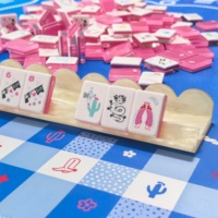 Grosir 160 Buah Set Permainan Mahjong Pink Cowgirl Amerika dengan Ubin Akrilik Berukir Motif Bunga Kaktus Joker Turnamen