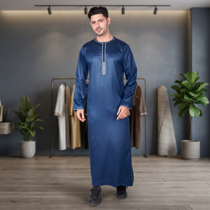Thobe arabe bleu marine de qualité supérieure pour hommes avec col brodé, manches longues, Kandura saoudienne pour les acheteurs du Moyen-Orient et d'Europe - Product Image 2