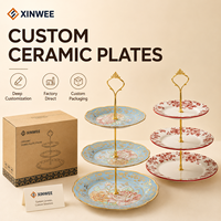 Op maat gemaakte vintage bloemen drielaagse keramische cupcake standaard met gouden metalen staaf, afternoon tea snack schaal, OEM geschenkverpakking, bulk