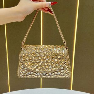 Bolso de mano tipo sobre dorado brillante con cierre metálico para fiestas nocturnas - Product Image 1