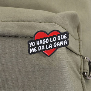 เข็มกลัดเคลือบสีแดงลายคำพูดภาษาสเปน "Yo Hago Lo Que Me Da La Gana" สำหรับตกแต่งกระเป๋าเป้ - Product Image 4