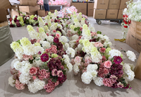 Susunan Bunga Hydrangea Cantik di Atas Lengkungan, Bunga Hydrangea Sutra Warna Pink Lembut dan Putih, Bola Bunga sebagai Centerpiece, Latar Belakang Pernikahan, Dekorasi Bunga