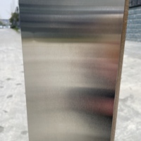 Borne décorative carrée en acier inoxydable 304 CE IP68, finition grain de bois, à fixation en surface pour entrée de voie.