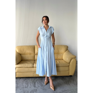 Robe élégante bleu ciel en popeline pour femmes de bureau, grande taille, sans manches, avec détails boutonnés sur le devant, fentes à la taille, translucide, pour la journée - Product Image 1