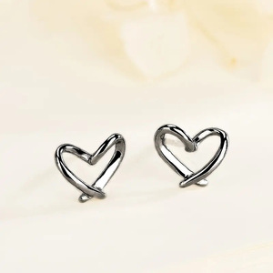Orecchini a Perno Minimalisti a Forma di Cuore, Gioielli Eleganti e alla Moda per Donne, Uso Quotidiano, Stile Moderno - Product Image 6