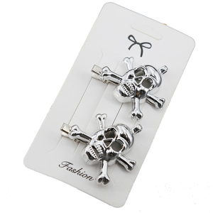 2 pz/set <span class=keywords><strong>porta</strong></span> <span class=keywords><strong>carte</strong></span> d'argento da 5cm <span class=keywords><strong>con</strong></span> fori appesi X fermaglio a becco d'anatra in argento <span class=keywords><strong>con</strong></span> teschio di plastica incrociato - Product Image 6