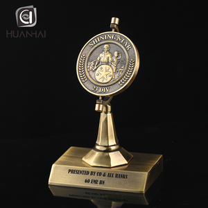 ผู้ผลิตโลโก้เหรียญ 3 มิติแบบกำหนดเอง ชั้นวางโลหะสำหรับถ้วยรางวัล โล่รางวัล - Product Image 6