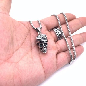 Colgante de calavera de acero inoxidable con gafas, collar con temática punk para hombre, regalo - Product Image 2
