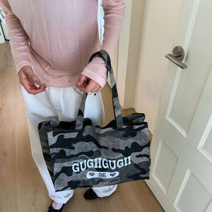 Sacs fourre-tout rétro à motif camouflage pour femmes, sacs fourre-tout en toile de grande capacité pour les voyages en plein air, le camping et le shopping - Product Image 1