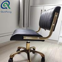 Qunpeng 2023 Hot élégant base en or réglable pivotant coupe de cheveux chaise en cuir rose salon style chaises tabouret avec roue