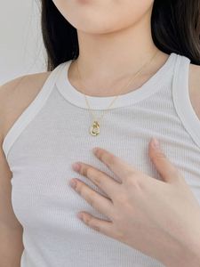 Collar con Colgante Circular Hueco de Diseño Minimalista y Elegante Dylam para Mujer, en Plata S925 con Baño de Rodio y Oro de 18K, Superficie Lisa - Product Image 3