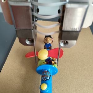 Máquina grapadora elástica Máquina empaquetadora neumática de juguetes de metal con bomba y componentes del núcleo del motor Semiautomática de alta velocidad - Product Image 6