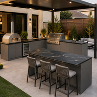 Système d'aménagement extérieur avec pergola motorisée et cuisine en acier inoxydable sur mesure pour les partenaires grossistes