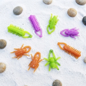 Jouets en capsules promotionnels pas chers de 1 pouce (32 mm) pour enfants, avec des insectes amusants en TPR souple, extensibles et volants, utilisables comme lance-pierres - Product Image 1