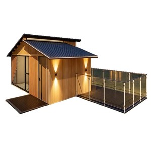 Casa Contenedor Moderna de Diseño Rectangular para Uso Hotelero con Balcón de Vidrio y Exterior de Madera - Product Image 1