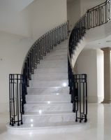 Escalier en marbre Tanlong, escalier intérieur incurvé en pierre naturelle, garde-corps en fer