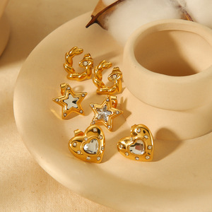 Pendientes de botón chapados en oro con circonita en forma de estrella y corazón para mujer, uso diario - Product Image 1