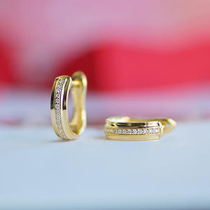 Orecchini E3836 in Oro Giallo con Diamanti Taglio Brillante Rotondo, Stile Classico per Uso Quotidiano Femminile - Product Image 3