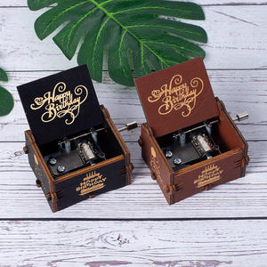 Boîte à musique créative Sky City Boîte à musique vintage en bois à manivelle pour enfants, cadeau d'anniversaire gratuit - Product Image 2