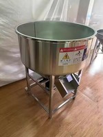 Machine intégrée de broyage et de mélange vertical pour céréales, idéale pour les petites exploitations avicoles et d'élevage.