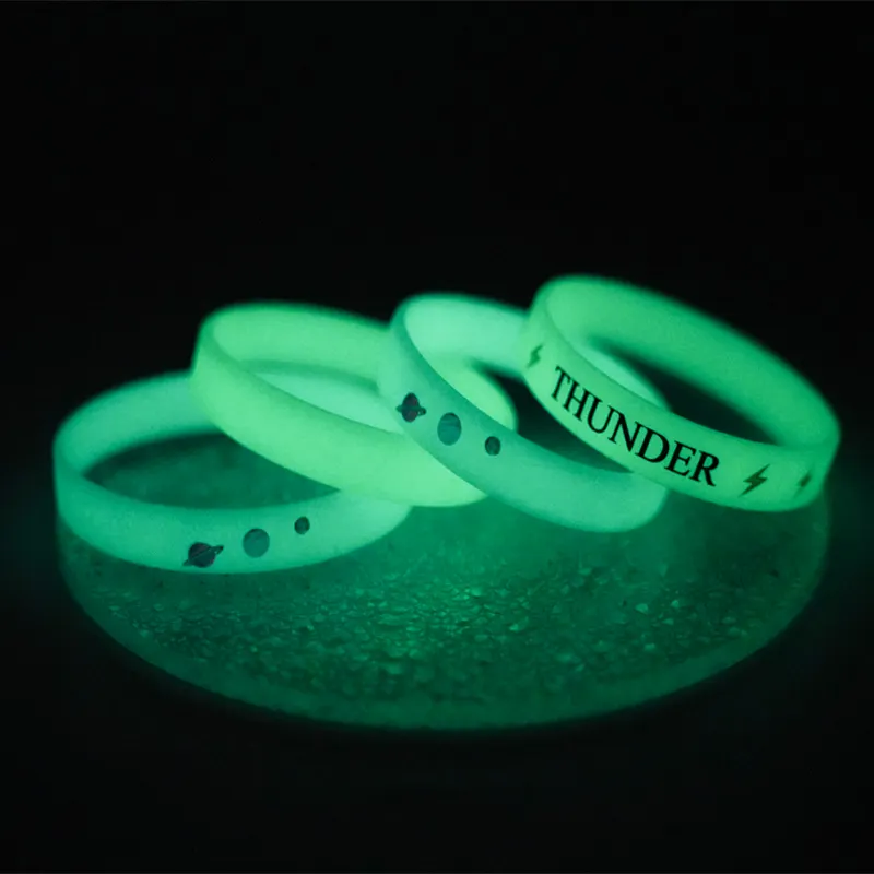Promosi kustom Logo Debossed bercahaya gelang silikon acara karet gelang bercahaya disesuaikan menyala dalam gelap gelang tangan