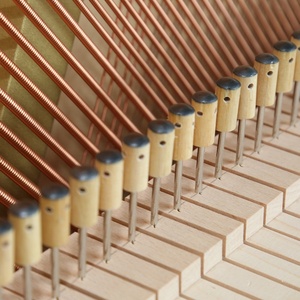 Piano droit en bois de noyer couleur brun poli Middleford avec tabouret en bois massif Up-121wa Piano mécanique - Product Image 2