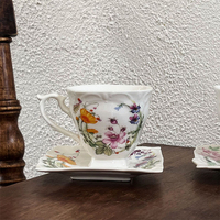 Ensemble élégant de tasse à thé à pied et soucoupe carrée en céramique, motif floral vintage français, pour un thé de l'après-midi esthétique